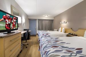 TV a/nebo společenská místnost v ubytování Red Roof Inn Rockford East - Casino District