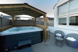 ภาพในคลังภาพของ HOT TUB JACUZZI on private terrace FREE GATED PARKING sleeps 8 ในแบล็คพูล