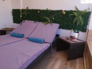 - une chambre avec 2 lits et une haie verte dans l'établissement Apartamento Sur Monseñor, à Playa del Cura 28 autres photos