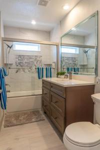 uma casa de banho com um WC, um chuveiro e um lavatório. em Amazing water front view home newly renovated 3BD 2BTH em Clearwater Beach