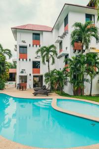 vista para um hotel com piscina em Hotel Cañada Internacional em Palenque