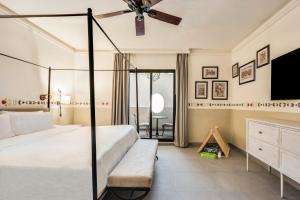 Una cama o camas en una habitación de Fiesta Americana Hacienda Galindo Resort & Spa