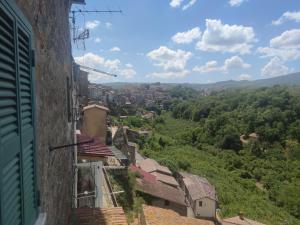 widok na miasto z budynku w obiekcie Petite Maison w mieście Vignanello