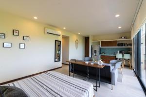 Posezení v ubytování Ocean View Loft in Punta Cocos - D102 + 16 fotografií
