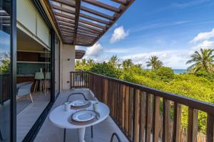 balcón con mesa y vistas al océano en Ocean View Loft - Punta Cocos en Holbox Island