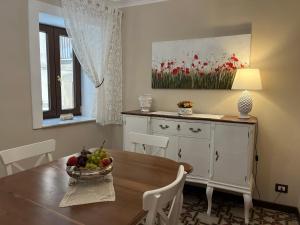 - une salle à manger avec une table et un bol de fruits dans l'établissement La piazza è mia, à Cefalù