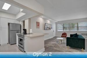 uma cozinha e sala de estar com fogão e frigorífico em Bay Harbor Suites em Miami Beach