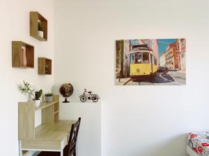 una sala da pranzo con tavolo e tram giallo di La Mimi, Grand T2 hyper centre ville a Fontenay-le-Comte
