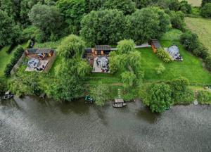 een luchtzicht op een eiland in het water bij Thudi-nids en bulles in Gozée