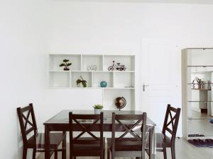 a dining room with a table and chairs at La Mimi, Grand T2 hyper centre ville in Fontenay-le-Comte