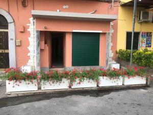 a building with flowers in front of a door at LA ROMANA AFFITTACAMERE in Colleferro