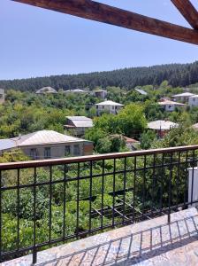 een balkon met uitzicht op de stad bij Eco Oasis in Surami