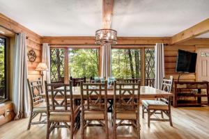 TV a/nebo společenská místnost v ubytování Ishkode Chalet
