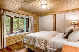 Postel nebo postele na pokoji v ubytování Ishkode Chalet