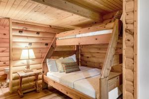 Postel nebo postele na pokoji v ubytování Ishkode Chalet