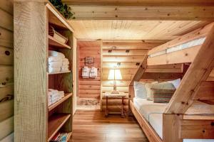 Postel nebo postele na pokoji v ubytování Ishkode Chalet