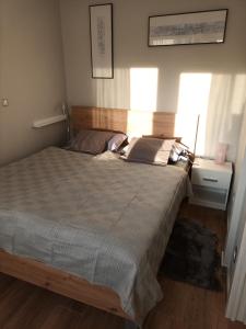 um quarto com uma cama grande num quarto em NEW - Frendly Luxury Apartment Franka Zagreb em Zagreb