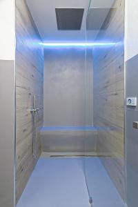 y baño con ducha y puerta de cristal. en MONO Apartments en Bolonia