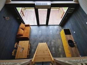 an overhead view of a room with a couch and a ladder at Domki Kamienna4 in Gersdorf