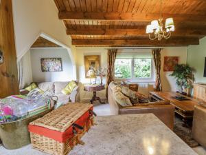 a living room with a couch and a table at Lakeside Lodge Retreat in Tattershall