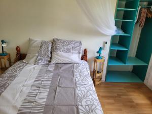 Postel nebo postele na pokoji v ubytování logement accès piscine