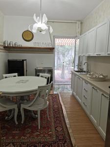 a kitchen with a table and chairs in a kitchen at "Lemon Tree House" Relax&Bike in campagna a Finale Ligure con Air Cond in Orco Feglino