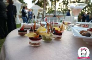 una mesa con varios postres en tarros pequeños. en Villa Corallo Dell'Etna, en Acireale