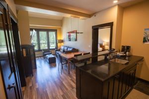 um quarto com uma cozinha e uma sala de estar em The Village at Palisades Tahoe em Olympic Valley