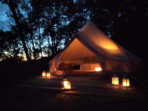 Tenda bianca con luci al buio di Suxen nature experience - glamping con vista panoramica a Prepotto