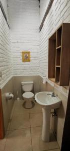 ein Bad mit einem WC und einem Waschbecken in der Unterkunft Cálida suite en Liguiqui - Manta in Manta