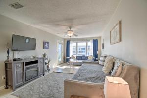 ein Wohnzimmer mit einem Sofa und einem Flachbild-TV in der Unterkunft Gulf Shores Condo Private Balcony and Beach Views! in Gulf Shores