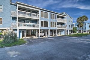 ein großes Apartmenthaus mit einer Straße davor in der Unterkunft Gulf Shores Condo Private Balcony and Beach Views! in Gulf Shores