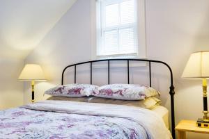sypialnia z łóżkiem z 2 poduszkami i oknem w obiekcie 3BR Beautiful Remodeled Victorian w mieście Ocean Grove