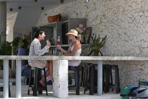 托盧的住宿－Lago en el Cielo Villas Boutique，两名妇女坐在酒吧喝饮料