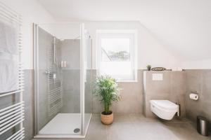 a bathroom with a shower and a toilet at Ferienhaus in Lübeck ruhig mit Garten, Terrasse, Parkplatz, für 7 Personen in Lübeck