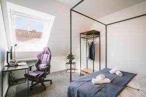 a bedroom with a mirror and a chair at Cozy Haus in Lübeck mit Parkplatz, Terrasse, Garten in Lübeck