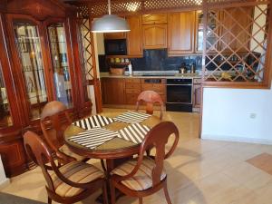 Kuchyňa alebo kuchynka v ubytovaní Nogalera Sea&Sun Apartment