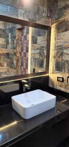 - un lavabo blanc sur un comptoir dans la salle de bains dans l'établissement Grimaldo del Solar 219 Miraflores OMM1, à Lima