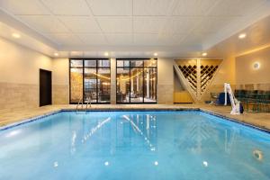 - une grande piscine dans une chambre d'hôtel avec une piscine dans l'établissement Indigo - Silverthorne, an IHG Hotel, à Silverthorne