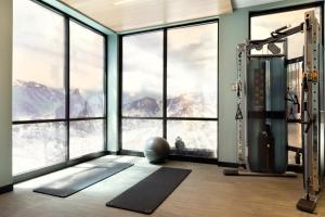 Fitness centrum a/nebo fitness zařízení v ubytování Hotel Indigo - Silverthorne by IHG