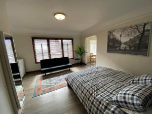 - une chambre avec un lit, un canapé et un piano dans l'établissement Furnished Apartments - Climate Pledge Arena Next Door, à Seattle