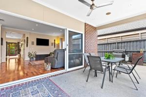 a living room with a table and chairs at Parkview Curlewis- sleeping 12, close to wineries in Curlewis