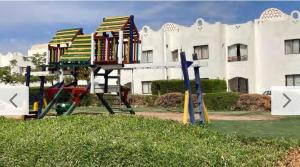 un parco giochi con giochi colorati di fronte a un edificio di Neama Bay -Diar El Rabwa Modern pool View a Sharm El Sheikh