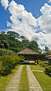 Zahrada ubytování Chalé Canoas - Conforto na serra de Teresópolis
