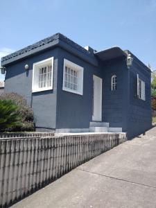 una casa blu con una recinzione di fronte di Terraza Perito Moreno a Villa Carlos Paz