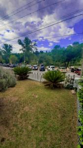 un cortile con auto parcheggiate in un parcheggio di Terraza Perito Moreno a Villa Carlos Paz