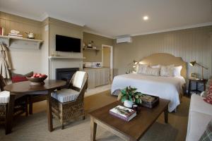 タンボリーン・マウンテンにあるVerandah House Country Estateのベッドルーム1室(ベッド1台付)、リビングルームが備わります。