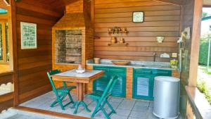 a kitchen with a table and chairs on a patio at Chalé Canoas - Conforto na serra de Teresópolis in Teresópolis