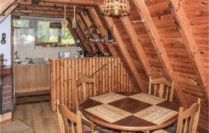 ein Esszimmer mit einem Tisch und Stühlen in einer Hütte in der Unterkunft 2 Bedroom Nice Home In Olsztynek in Hohenstein