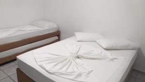 2 Betten nebeneinander in einem Zimmer in der Unterkunft Pousada Verdes Mares guaratuba in Guaratuba